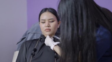 Genç Asyalı kadın Bangkok 'taki özel klinikte cilt gençleştirme tedavisi görüyor - 4K Yatay video