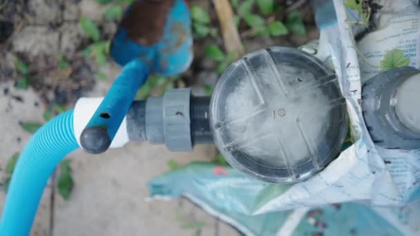 Bomba Piscina Trabalhando Lado Jardim Azul Purificação Manutenção Água Vídeo — Vídeo de Stock