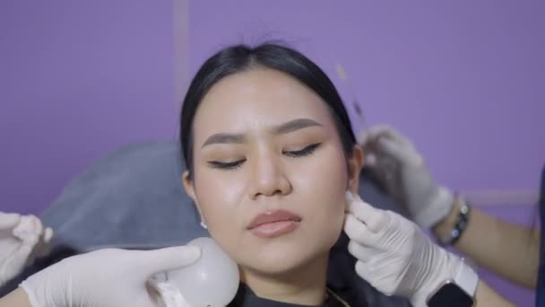 Aziatische Vrouw Haar Twintiger Jaren Krijgen Botox Behandeling Veroudering Rimpels — Stockvideo