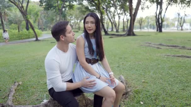 Interracial Pareja Conversando Benchakitti Parque Tailandia Mujer Está Sentado Mans — Vídeo de stock