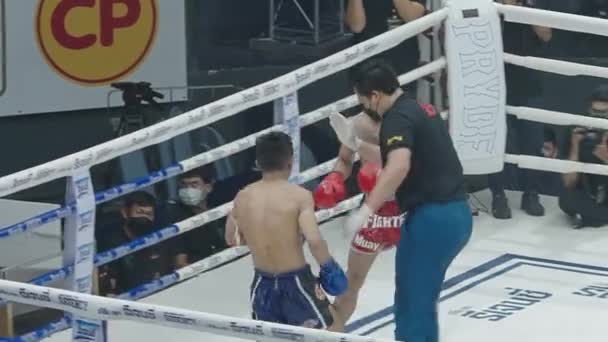 Cameraman Shooting Muay Thai Match Rajadamnern Stadium Bangkok Thailand Vandret – Stock-video