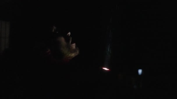 Uomo Buio Che Tiene Lanterna Espira Nebbia Causa Del Freddo — Video Stock