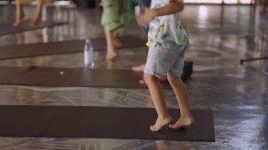 Çocuklar Yoga dersinde 