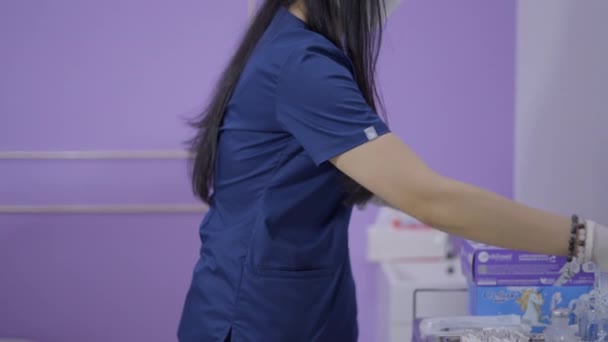 Médico Sem Rosto Pega Material Sanitário Para Intervenção Cirúrgica Câmera — Vídeo de Stock