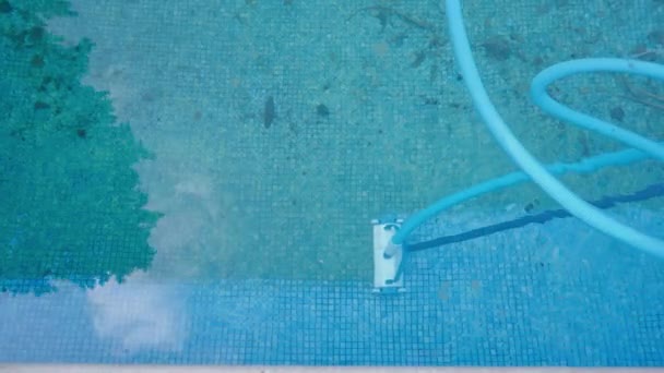 水泳プールの底でゆっくりと掃除します ほこりや汚れを取る 4K水平ビデオ — ストック動画