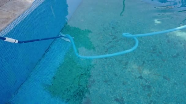 Spanyol Kırsal Bölgesinde Vakumlu Havuzu Temizleyen Tanınmamış Bir Adam Işleri — Stok video