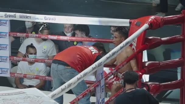 Muay Thai Coach Massagem Abs Ajudar Lutador Beber Água Durante — Vídeo de Stock