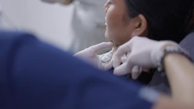 Doktor yaşlanma ve cilt bakımında hastalara kolajen enjekte ediyor - 4K Yatay video