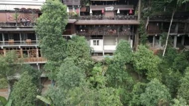 Tayland 'ın Chiang Mai şehrindeki Mae Kampong' un ünlü kabile köyünde ev hanımı turistler. Hava aracı yan yana - 4K Yatay video