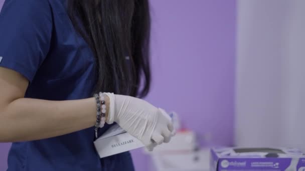 Meçhul Doktor Iğnelerle Cerrahi Prosedür Için Paketten Şırıngayı Çıkardı Yatay — Stok video