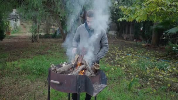 Hombre Joven Está Moviendo Los Palos Barbacoa Quema Leña Para — Vídeos de Stock