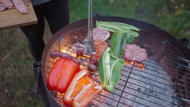 Homem Está Cozinhando Carne Legumes Churrasco Madeira Tiro Câmera Lenta — Vídeo de Stock