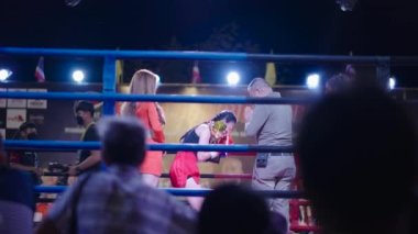 Buakaw Köyü Boks Turnuvası 'nda Tayland Muay Tayland Kadınlar Müsabakası' nda Galibiyet Ödülü. Seçici Odak - 4K Yatay Görüntü