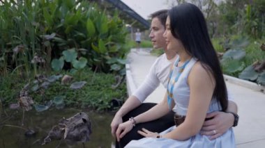 Adam fotoğraf çekiminin ortasında sahneye çıkıyor. Çekimi yarıda kesiyor. Fotoğrafçı hatası. - 4K Yatay Klip