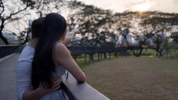 Бездоганна Пара Стоїть Бриджі Спостерігає Ландшафтом Парку Бенчакітті Бангкок Горизонтальний — стокове відео