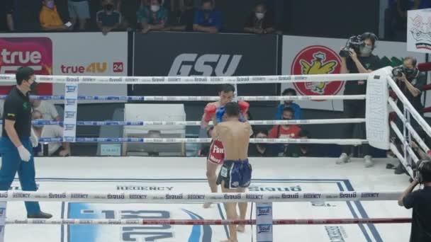 泰国曼谷Rajadamnern体育馆的Muay Thai Boxing Match 4K水平视频 — 图库视频影像