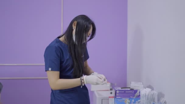 Γιατρός Προετοιμάζει Ένεση Κολλαγόνου Ενώ Παρακολουθεί Μια Κλήση Στο Ιατρικό — Αρχείο Βίντεο