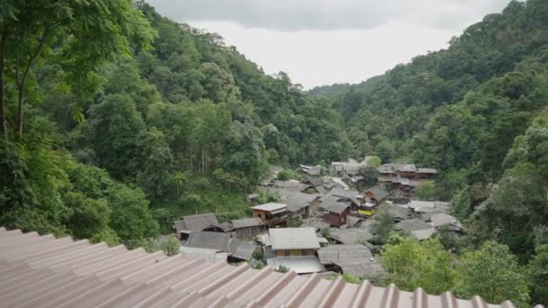 Picturesque View Mae Kampong Village Midst Towering Forest Mountains Chiang — 비디오