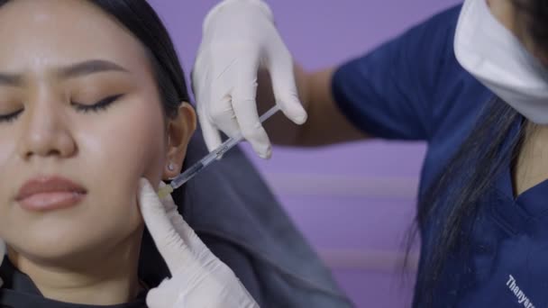 Nahaufnahme Eines Thailändischen Arztes Der Botox Auf Die Wangen Aufträgt — Stockvideo