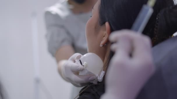 Pacientul Primește Gheață Față Pentru Amorți Zona Pentru Evita Umflarea — Videoclip de stoc