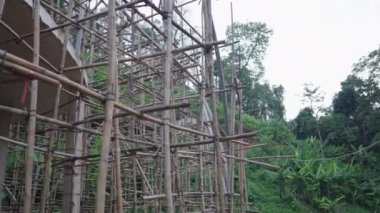 Tayland 'daki Mae Kampong Köyü' nde geleneksel Bambu İskeleleri. düşük açı - 4K Yatay Görüntü