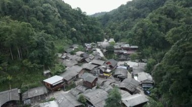 Tayland 'ın Chiang Mai şehrindeki Maekampong köyünün üzerinden uç. Hava Aracı Görüntüsü - 4K Yatay Görüntü