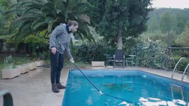 伝統的なスペインの家で冬の白人ヒップスター男性クリーニングプール K水平ビデオ — ストック動画