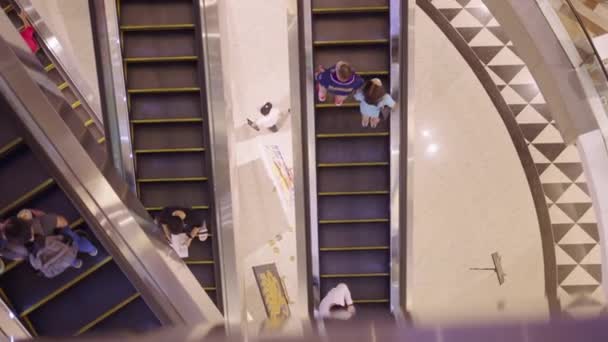 Vue Aérienne Des Personnes Sur Les Escaliers Mécaniques Intérieur Bâtiment — Video