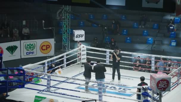 Sports Announcers Cameraman Standing Boxing Ring Match Rajadamnern Stadium Inglês — Vídeo de Stock