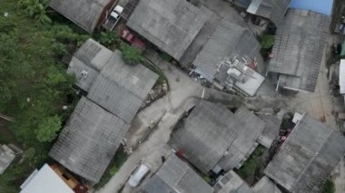 Tayland 'ın Chiang Mai bölgesindeki Maekampong in Mae semtindeki huzur dolu köydeki çatı manzarası. Hava Aracı Görüntüsü - 4K Yatay Görüntü