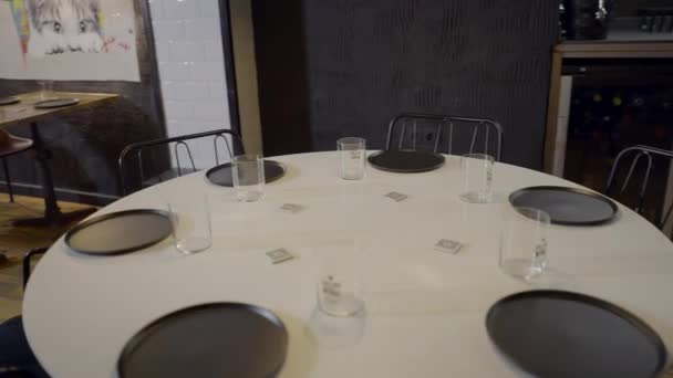 Handheld Pan Table Simple Setting Empty Restaurant Horizontal Video — ストック動画