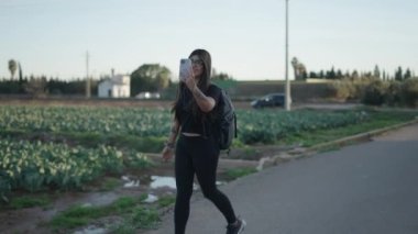 Neşeli İspanyol Etkilenen, takipçilerine kırsalda geçirdiği günü gösteriyor - 4K Yatay Video
