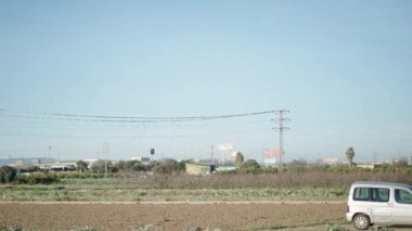 Elektrik teli etrafında uçan dev kara kuş sürüsü - İspanyol manzarası - 4K Yatay video