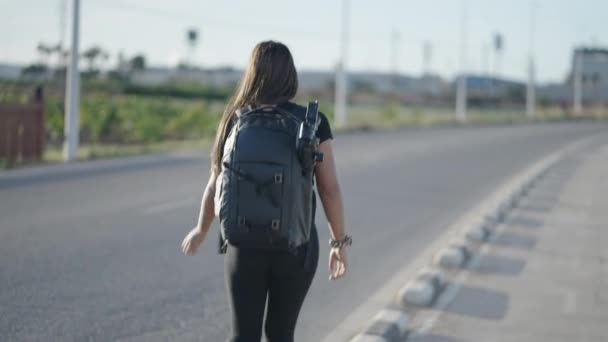 Créatrice Contenu Marche Féminine Côté Une Route Campagne Vidéo Horizontale — Video