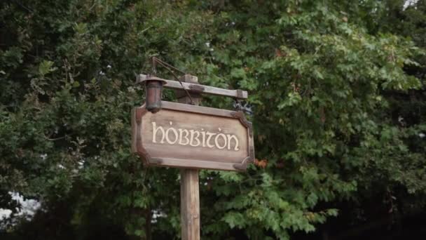 Hobitton Bord Filmset Weelderige Bomen Achtergrond Nieuw Zeeland Toerisme Horizontale — Stockvideo