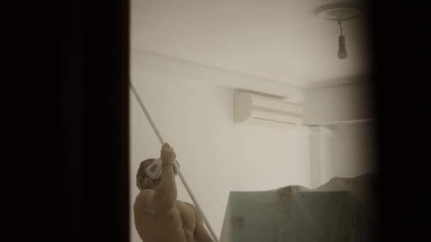 Homem Limpando Poeira Teto Recentemente Alisado Com Uma Vassoura Renovação — Vídeo de Stock