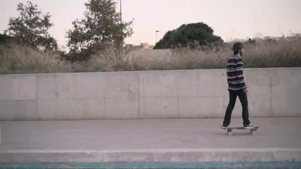 Siga Tiro Homem Jovem Andando Skate Cidade Horizontal Vídeo — Vídeo de Stock