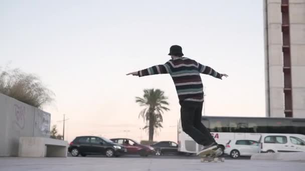 Skater Guy Sliding Concrete Square City Cámara Lenta Horizontal Video — Vídeo de stock