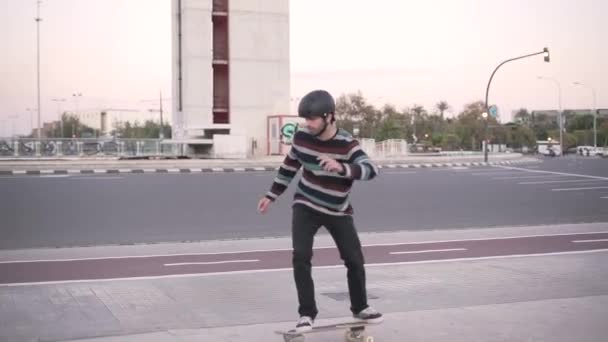 若いです白人男性スケートするために保護ヘルメットを使用して 4K水平ビデオ — ストック動画