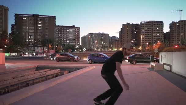 城市蓝天里的男子滑冰 脚面景观 4K水平视频 — 图库视频影像