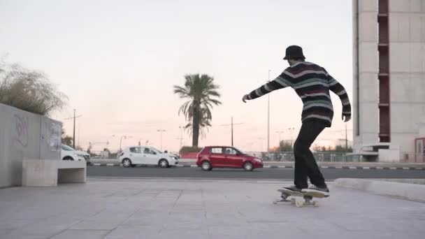 市内の男スケート 4K水平ビデオ — ストック動画