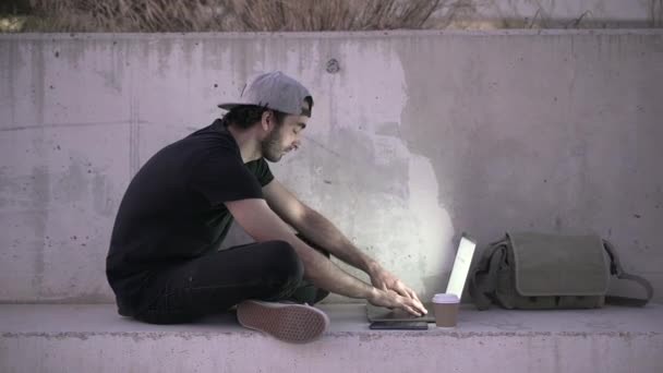 Jongeman Afstand Werken Met Laptop Openbare Plaats Zitten Betonnen Bank — Stockvideo