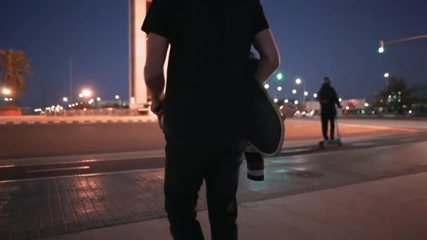 Nerozpoznatelný Muž Nese Skateboard Procházky Městě Horizontální Video — Stock video