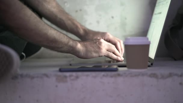 Tangan Manusia Bekerja Luar Ruangan Dengan Lap Top Dan Secangkir — Stok Video