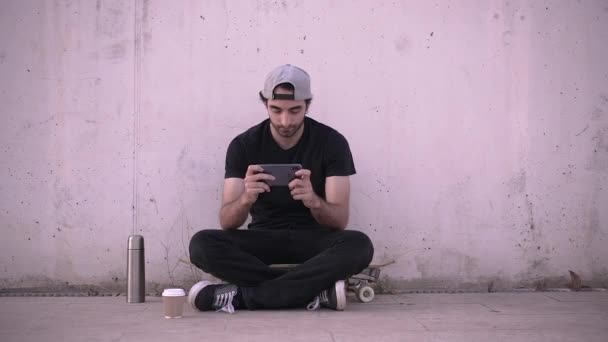 Joven Hombre Caucásico Jugando Videojuegos Aire Libre Con Teléfono Inteligente — Vídeo de stock