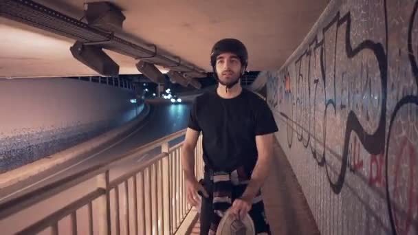 Vorder Und Rückansicht Eines Typen Der Auf Einer Bahn Passage — Stockvideo