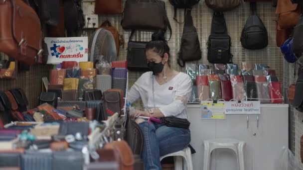 Una Mujer Asiática Bangkok Tailandia Vendiendo Productos Cuero Como Billeteras — Vídeos de Stock