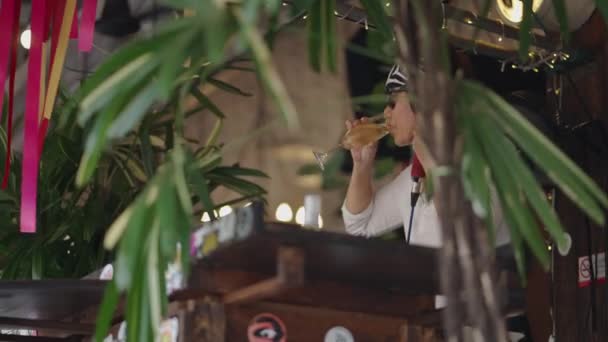 在泰国曼谷Chatuchak市场 穿着班达拉琴的亚洲Dj或唱片骑师表演了一首著名的歌曲 4K水平视频 — 图库视频影像
