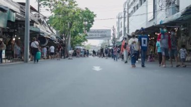 Bangkok 'ta, Tayland' daki Chatuchak Market 'te birçok dükkan açılmışken, insanlar yürüyor. - 4K Yatay Görüntü