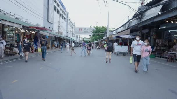 Folk Rör Sig Längs Chatuchak Markets Vägbana Bangkok Thailand Eftersom — Stockvideo